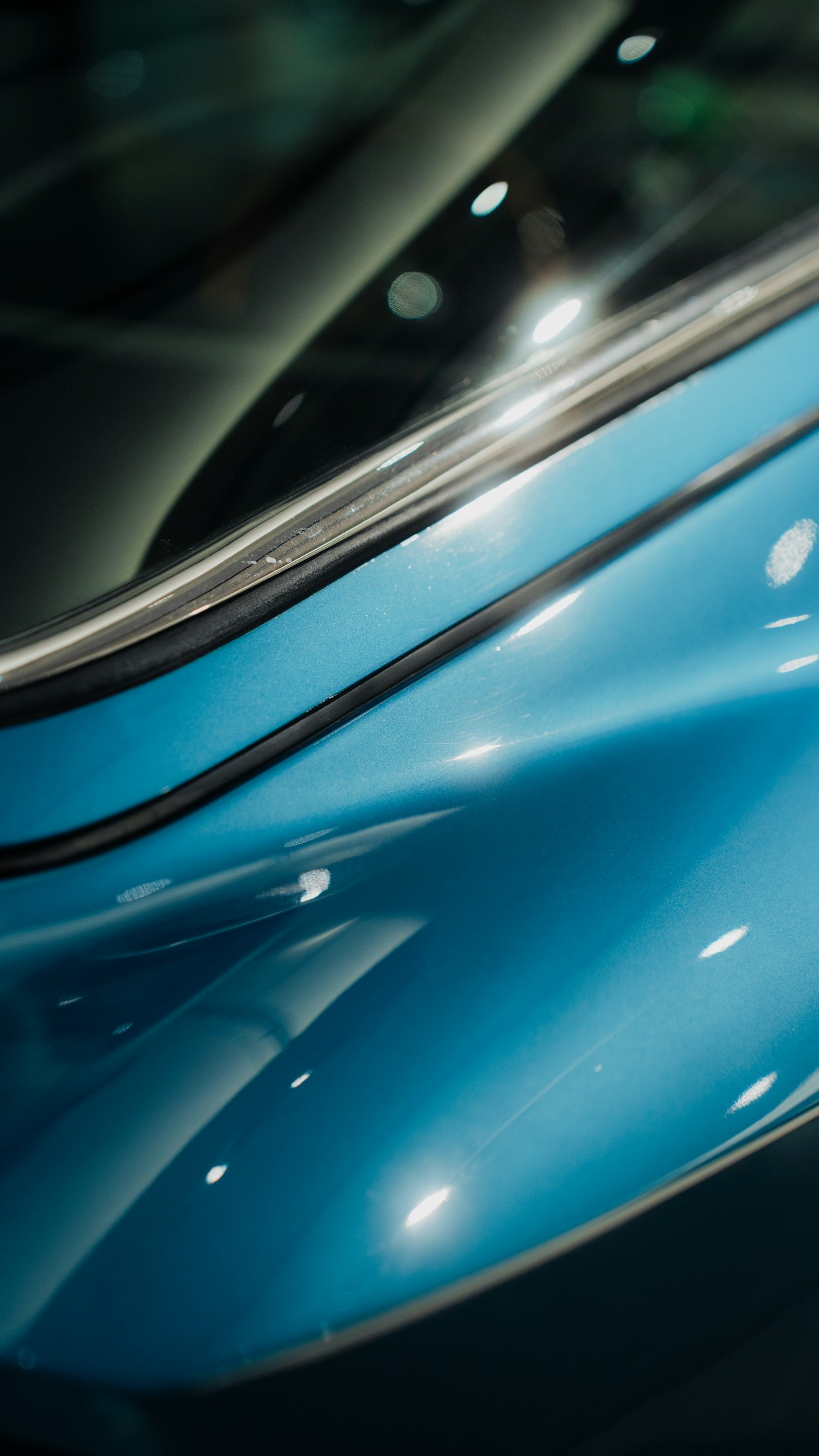 Spiegelglatter Lack in Petrolblau nach der Lackierung