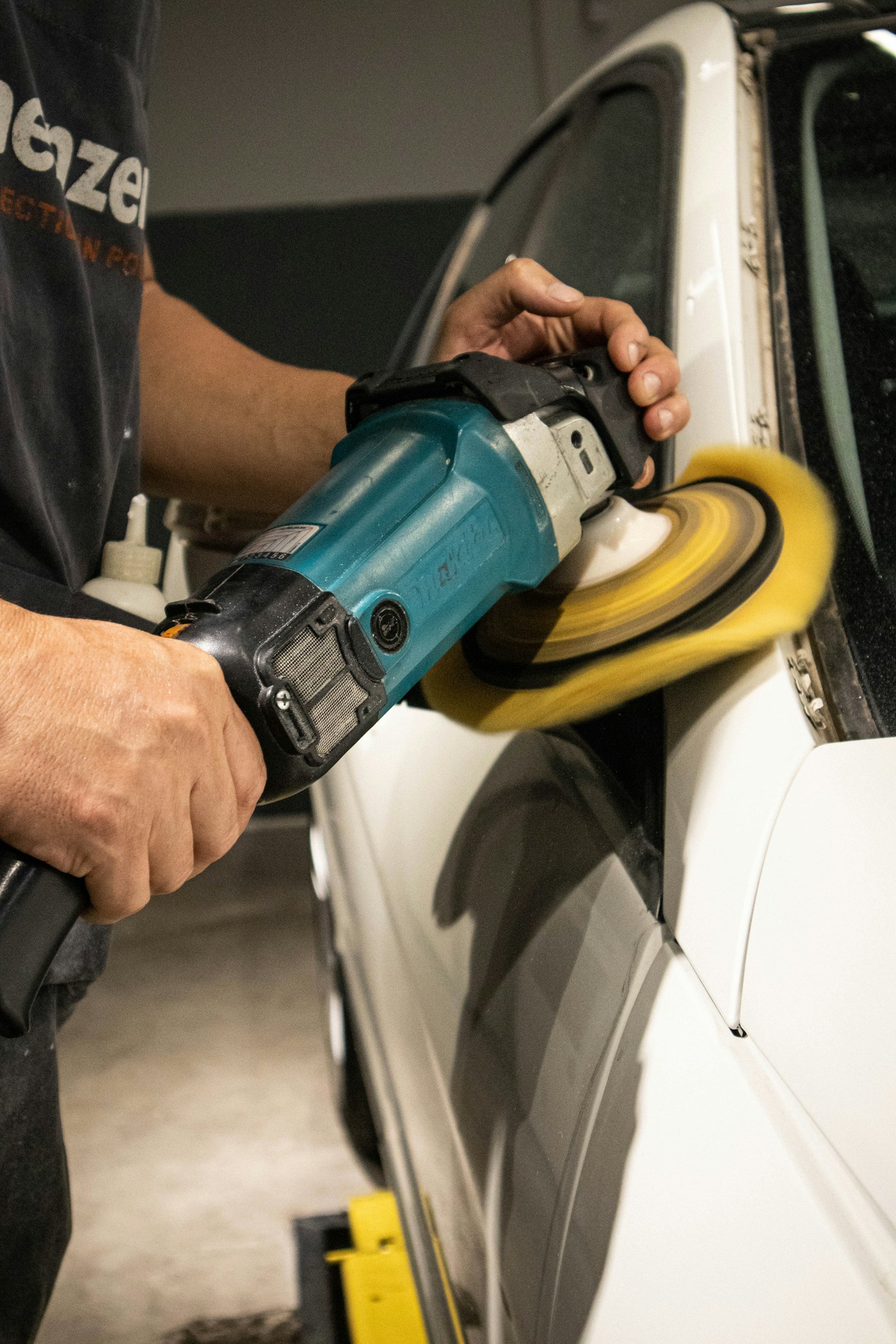 Kratzer im Autolack entfernen: Was selbst geht – und wann in die Werkstatt